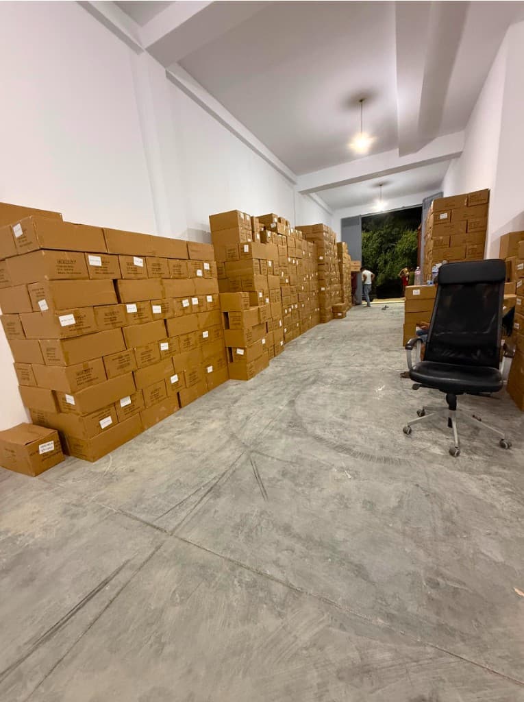 Allée d’entrepôt Al Assli remplie de cartons