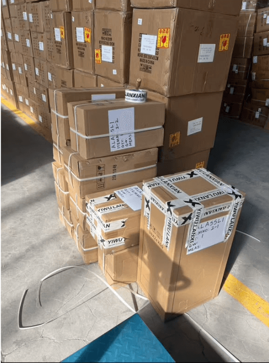 Stock de cartons Al Assli en entrepôt